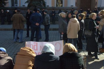 18 марта: У здания регионального УСБУ