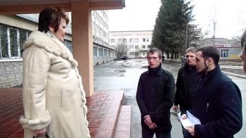 Как группа подростков пришла люстрировать главврача Винницкой детской больницы (видео)