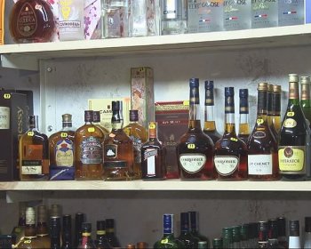 В Одессе ликвидирован подпольный склад безакцизных ликеро-водочных напитков (фото)