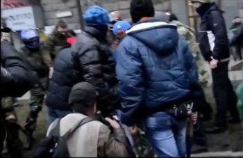 Повседневная жизнь Киева: Жестокое избиение киевлян активистами Правого сектора на Крещатике