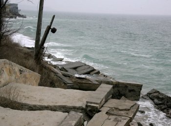 Шторм превратил пляж Черноморки в руины (фото)