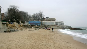 Шторм превратил пляж Черноморки в руины (фото)