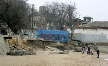 Шторм превратил пляж Черноморки в руины (фото)