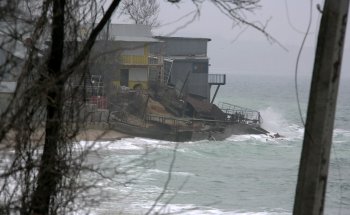 Шторм превратил пляж Черноморки в руины (фото)