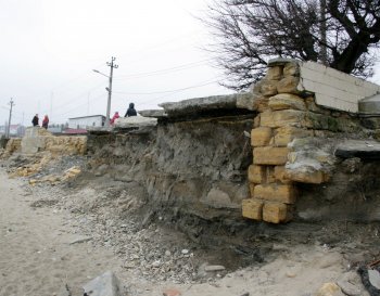 Шторм превратил пляж Черноморки в руины (фото)