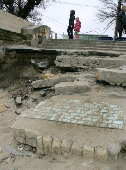 Шторм превратил пляж Черноморки в руины (фото)