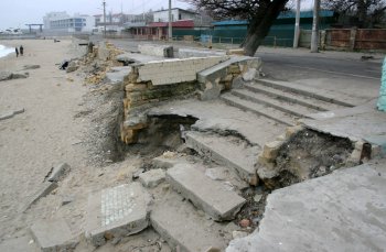 Шторм превратил пляж Черноморки в руины (фото)