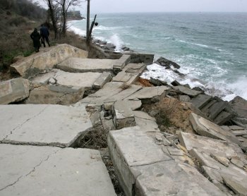 Шторм превратил пляж Черноморки в руины (фото)