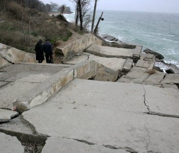 Шторм превратил пляж Черноморки в руины (фото)