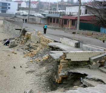 Шторм превратил пляж Черноморки в руины (фото)