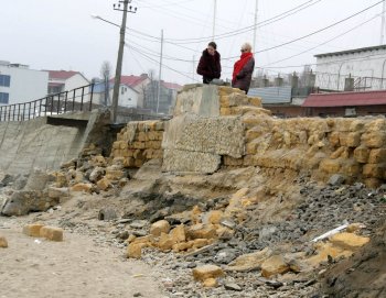 Шторм превратил пляж Черноморки в руины (фото)
