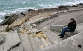 Шторм превратил пляж Черноморки в руины (фото)