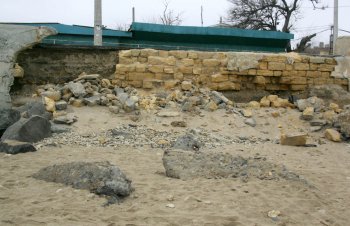 Шторм превратил пляж Черноморки в руины (фото)