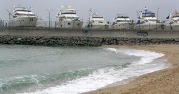 Шторм превратил пляж Черноморки в руины (фото)
