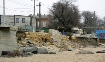 Шторм превратил пляж Черноморки в руины (фото)