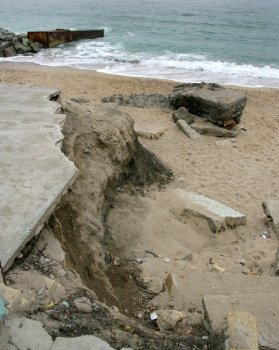 Шторм превратил пляж Черноморки в руины (фото)