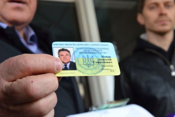 Активисты Куликового передали представителям Евросоюза цепь - символ новой украинской власти