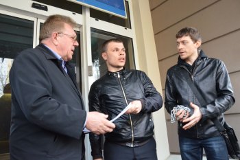 Активисты Куликового передали представителям Евросоюза цепь - символ новой украинской власти