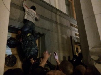 "Правый сектор" штурмует Верховную Раду