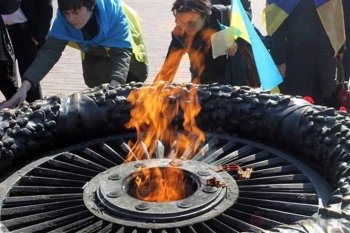 В Одессе пресс-секретарь «УДАРа» сожгла на Вечном огне георгиевские ленты (видео)