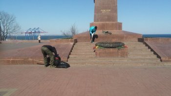 Активисты "Одесской Дружины" организовали генеральную уборку на Аллее Славы (фото)