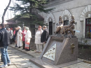 В Одессе появился памятник, посвященный музейному братству (фото)
