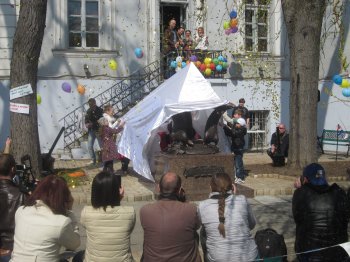 В Одессе появился памятник, посвященный музейному братству (фото)