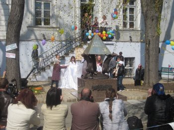 В Одессе появился памятник, посвященный музейному братству (фото)
