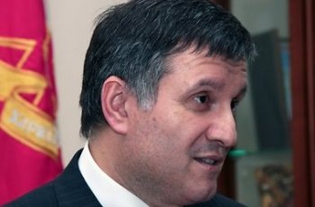 Аваков ездит с кортежем, потому что ему угрожает Правый сектор