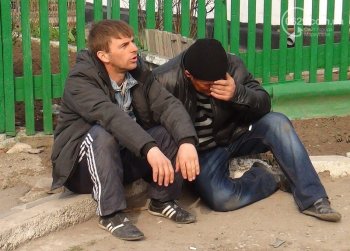 «Кляті москалі» опять наврали: Возле погранчасти в Мариуполе никто не дрался, просто били морды (видео, фото)