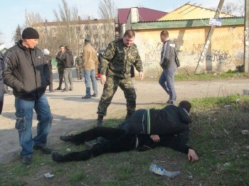 «Кляті москалі» опять наврали: Возле погранчасти в Мариуполе никто не дрался, просто били морды (видео, фото)