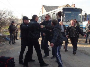 «Кляті москалі» опять наврали: Возле погранчасти в Мариуполе никто не дрался, просто били морды (видео, фото)