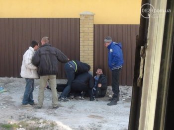 «Кляті москалі» опять наврали: Возле погранчасти в Мариуполе никто не дрался, просто били морды (видео, фото)