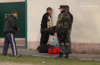 «Кляті москалі» опять наврали: Возле погранчасти в Мариуполе никто не дрался, просто били морды (видео, фото)