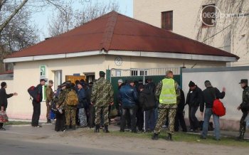 «Кляті москалі» опять наврали: Возле погранчасти в Мариуполе никто не дрался, просто били морды (видео, фото)