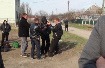 «Кляті москалі» опять наврали: Возле погранчасти в Мариуполе никто не дрался, просто били морды (видео, фото)