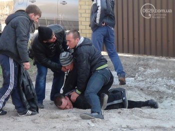 «Кляті москалі» опять наврали: Возле погранчасти в Мариуполе никто не дрался, просто били морды (видео, фото)