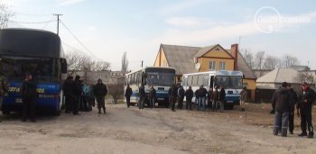 «Кляті москалі» опять наврали: Возле погранчасти в Мариуполе никто не дрался, просто били морды (видео, фото)