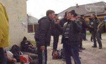 «Кляті москалі» опять наврали: Возле погранчасти в Мариуполе никто не дрался, просто били морды (видео, фото)