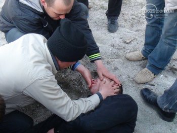 «Кляті москалі» опять наврали: Возле погранчасти в Мариуполе никто не дрался, просто били морды (видео, фото)