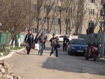 «Кляті москалі» опять наврали: Возле погранчасти в Мариуполе никто не дрался, просто били морды (видео, фото)