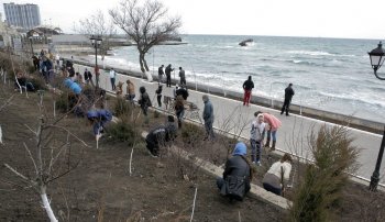 Одесситы вышли на субботник, чтобы убрать приморские склоны