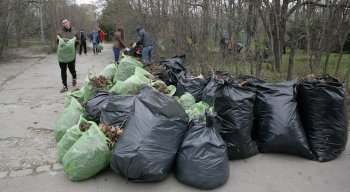 Одесситы вышли на субботник, чтобы убрать приморские склоны