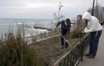 Одесситы вышли на субботник, чтобы убрать приморские склоны