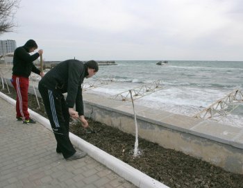 Одесситы вышли на субботник, чтобы убрать приморские склоны