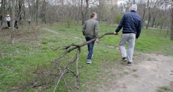 Одесситы вышли на субботник, чтобы убрать приморские склоны