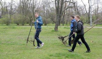Одесситы вышли на субботник, чтобы убрать приморские склоны