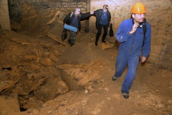 Журналисты побывали в катакомбах в лагере партизан Дроздова (фото)