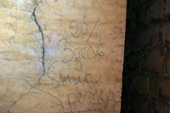 Журналисты побывали в катакомбах в лагере партизан Дроздова (фото)