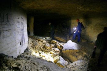 Журналисты побывали в катакомбах в лагере партизан Дроздова (фото)